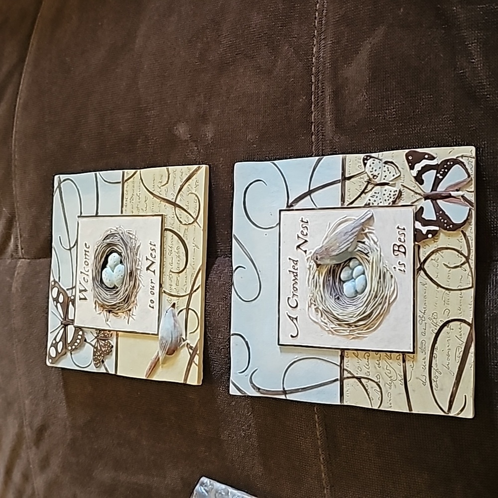 2 bird plaques